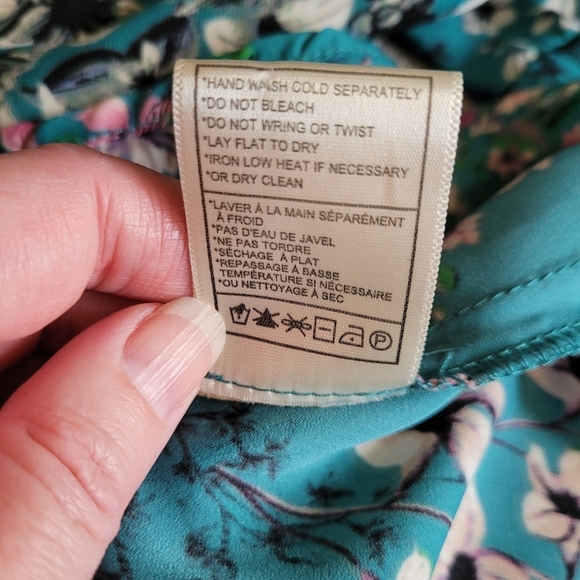 Cupcakes and Cashmere Nadette V-neck floral blouse size small​ - Picture 15 of 15